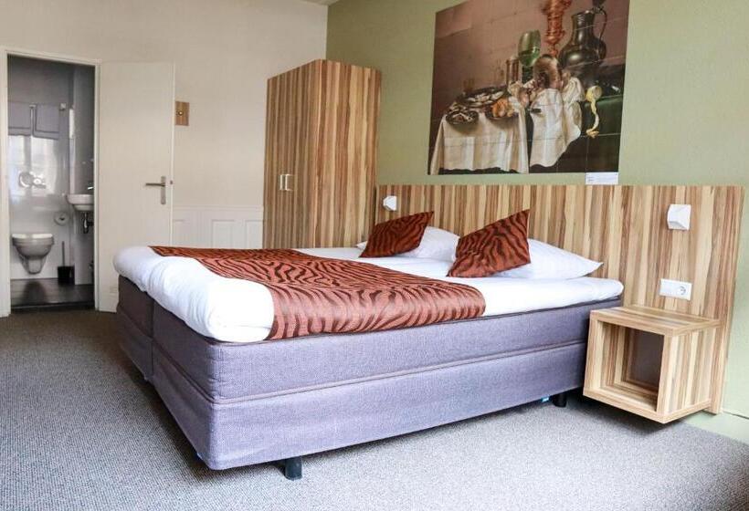 اتاق راحتی, Asterisk, A Family Run