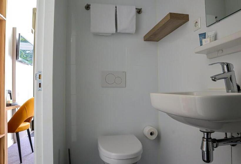 اتاق عادی یک تخته, Asterisk, A Family Run