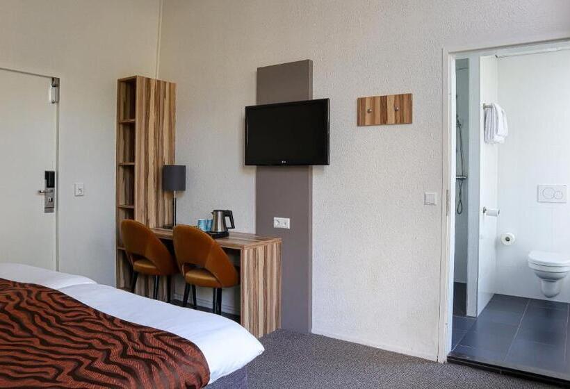 اتاق استاندارد, Asterisk, A Family Run