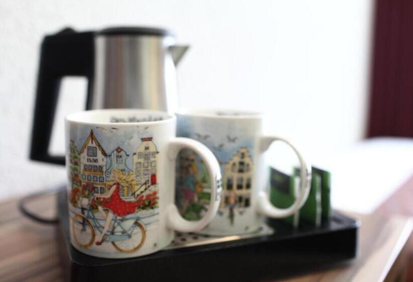 اتاق راحتی یک تخته, Asterisk, A Family Run