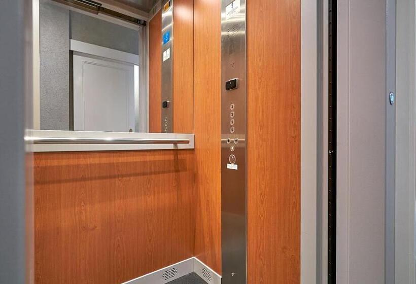 اتاق لوکس, Asterisk, A Family Run