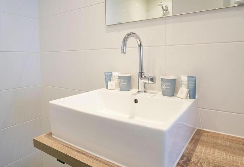 اتاق لوکس, Asterisk, A Family Run