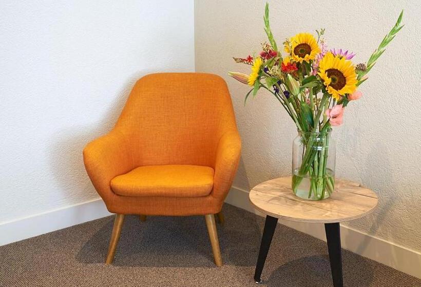 اتاق لوکس, Asterisk, A Family Run