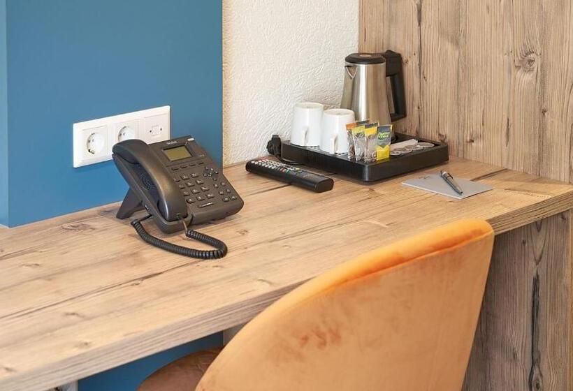 اتاق لوکس, Asterisk, A Family Run