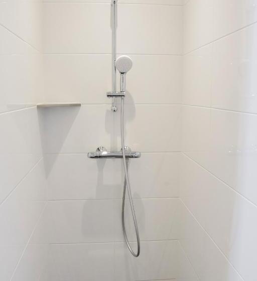 اتاق اکونومی یک تخته, Asterisk, A Family Run