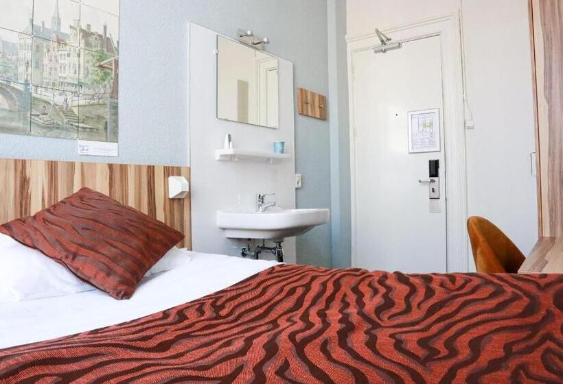 اتاق اکونومی یک تخته, Asterisk, A Family Run