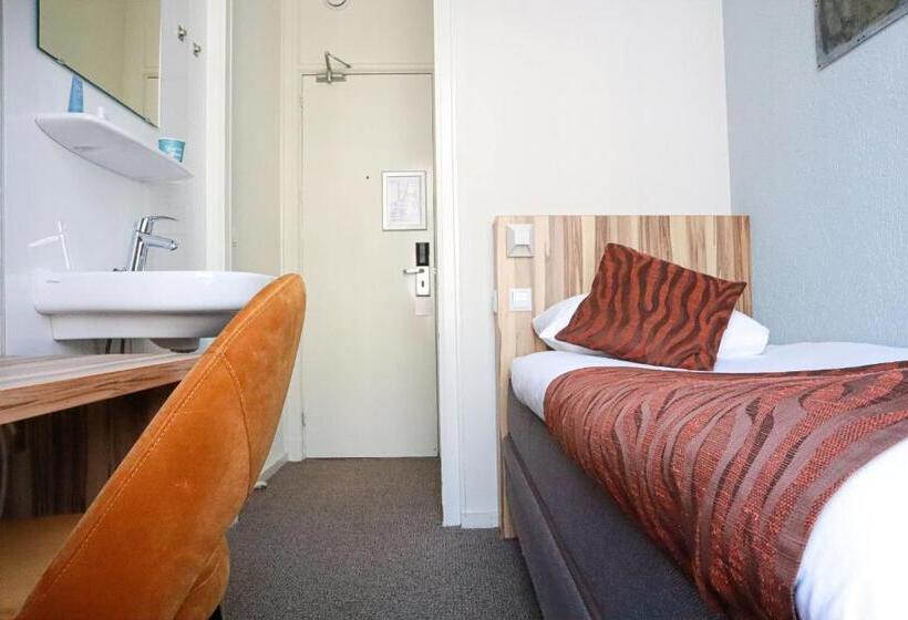 اتاق اکونومی یک تخته, Asterisk, A Family Run