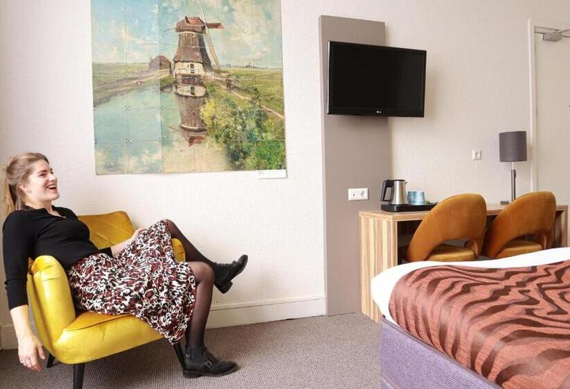 اتاق راحتی, Asterisk, A Family Run