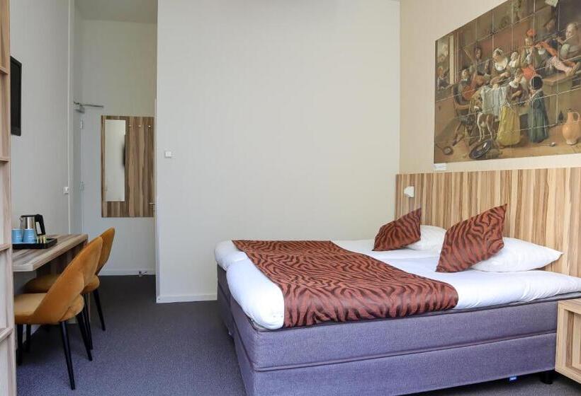 اتاق راحتی, Asterisk, A Family Run