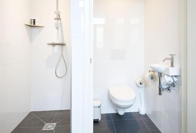 اتاق لوکس, Asterisk, A Family Run