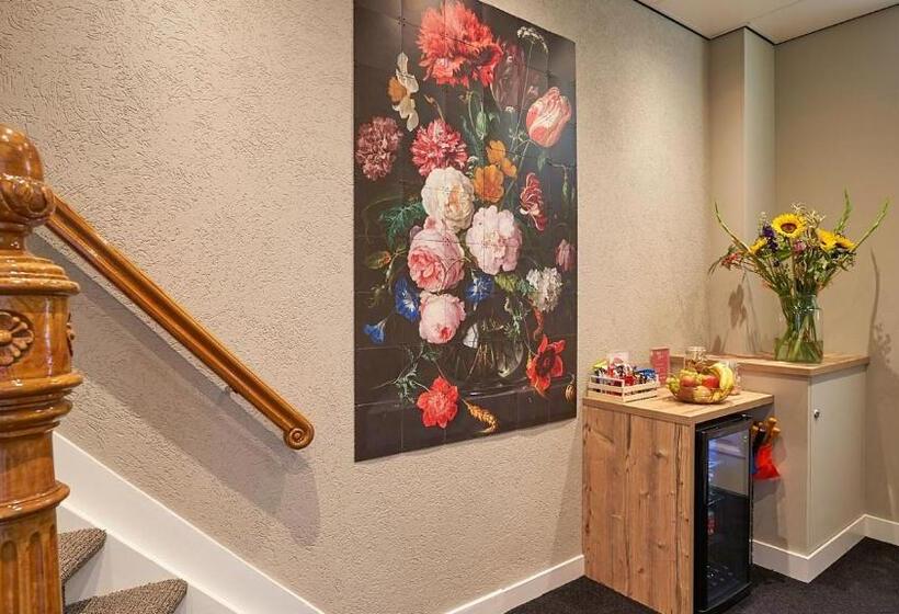 اتاق لوکس, Asterisk, A Family Run