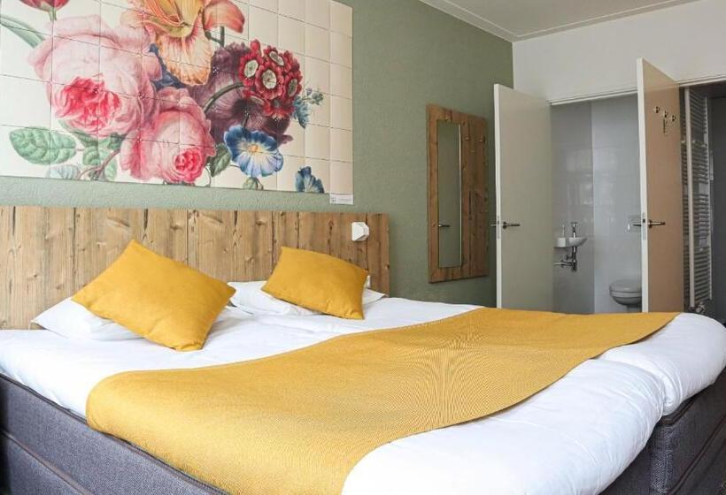 اتاق لوکس, Asterisk, A Family Run