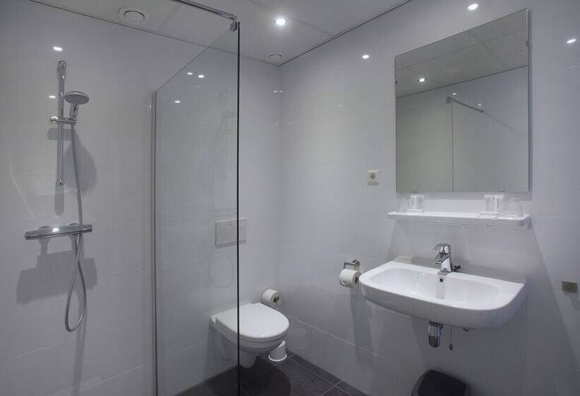 اتاق استاندارد, Asterisk, A Family Run