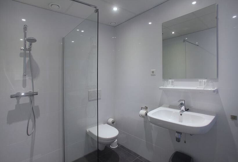 اتاق راحتی, Asterisk, A Family Run