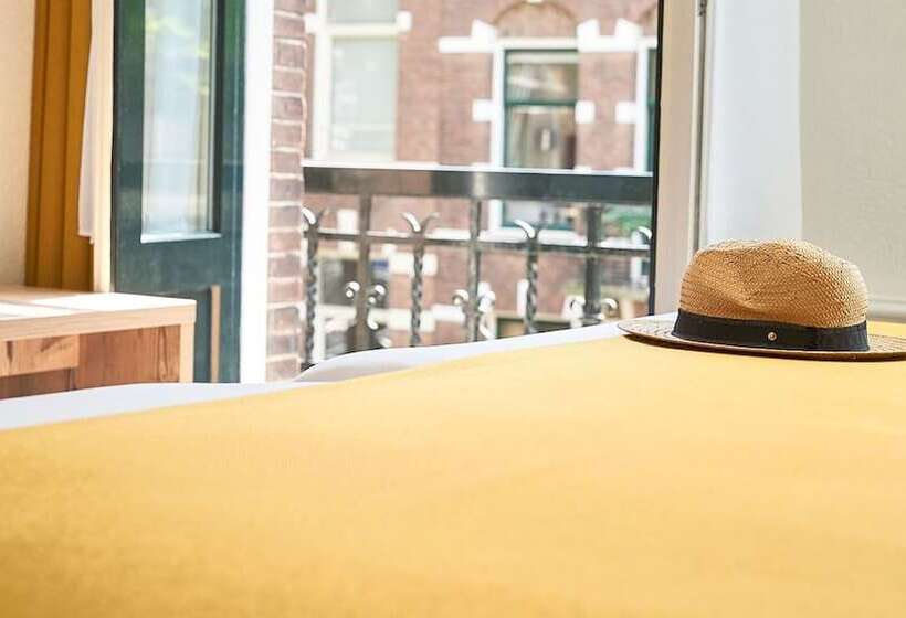 اتاق راحتی, Asterisk, A Family Run