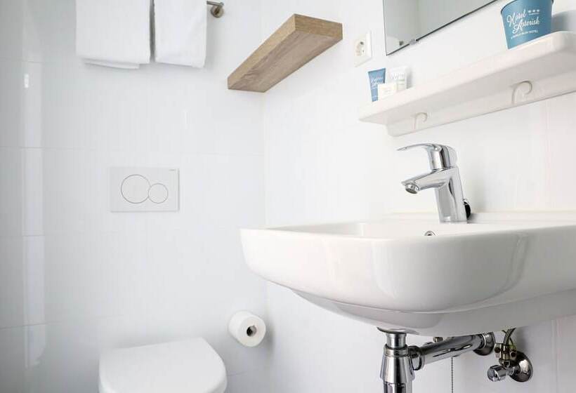 اتاق راحتی یک تخته, Asterisk, A Family Run