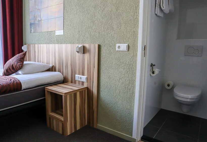 اتاق راحتی یک تخته, Asterisk, A Family Run