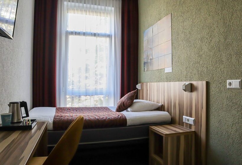 اتاق راحتی یک تخته, Asterisk, A Family Run