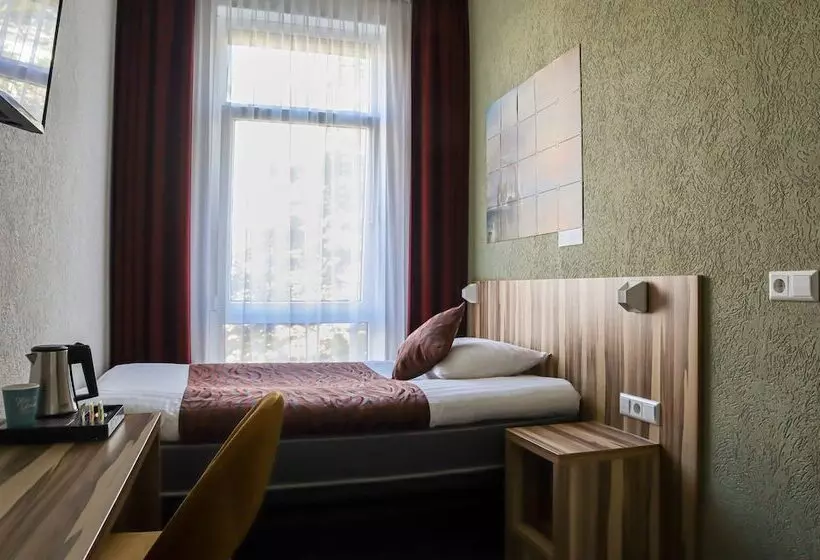 Comfort Yhden Hengen Huone, Asterisk, A Family Run