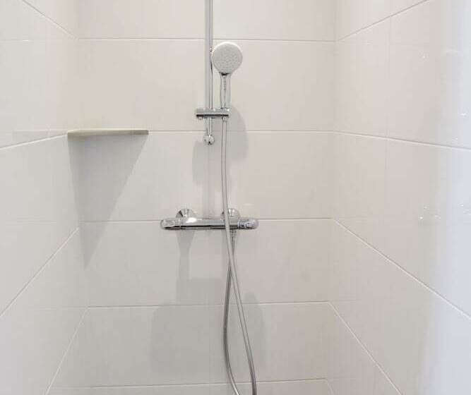 اتاق عادی یک تخته, Asterisk, A Family Run