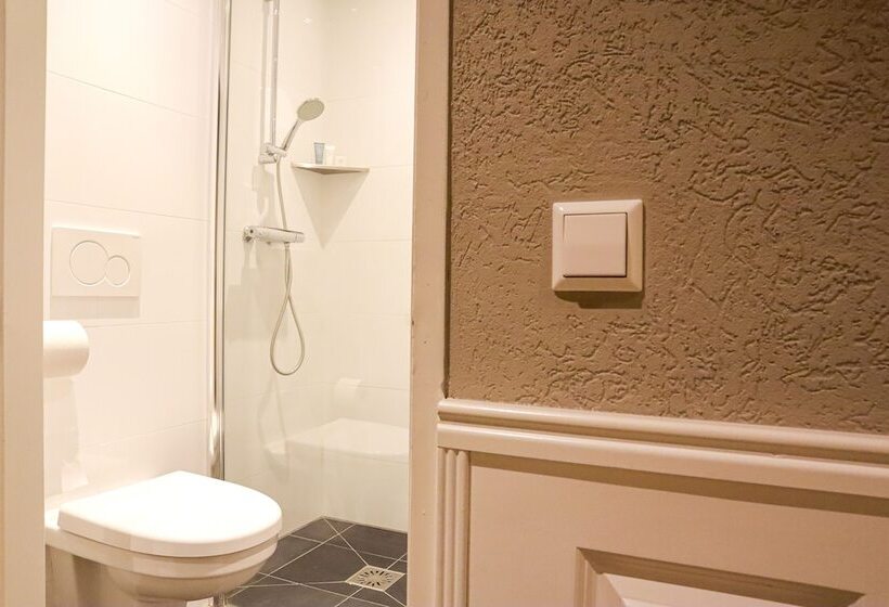 اتاق عادی یک تخته, Asterisk, A Family Run