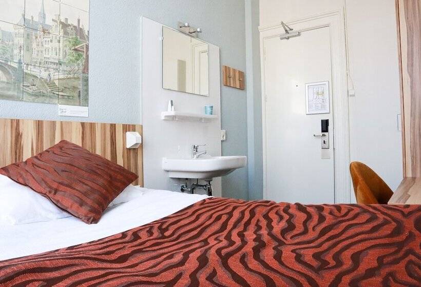 اتاق عادی یک تخته, Asterisk, A Family Run