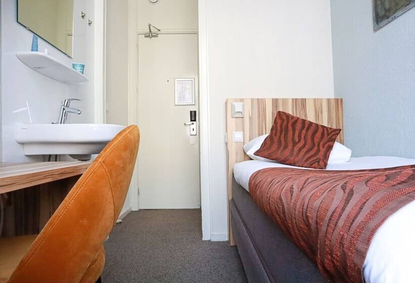 اتاق عادی یک تخته, Asterisk, A Family Run