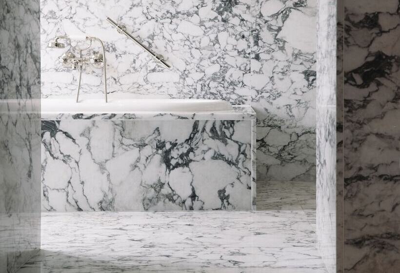 جناح جونيور, De L’europe Amsterdam – The Leading Hotels Of The World