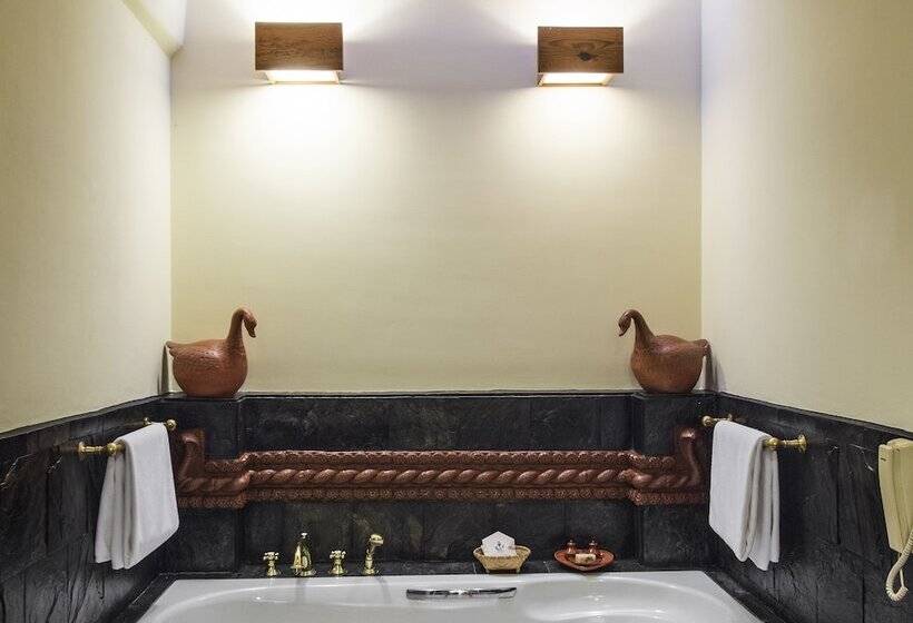 سوییت جونیور, The Dwarika S