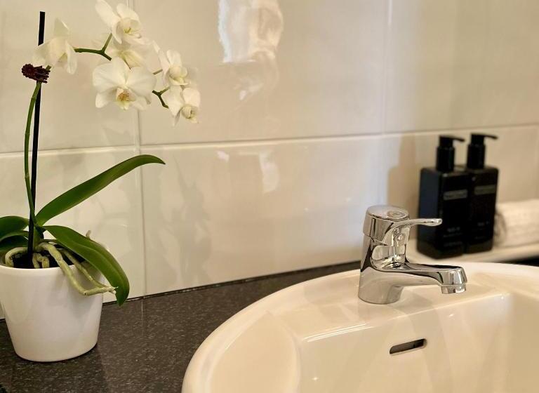 1 Bedroom Apartment Sea View, Emerald Inn On Takapuna Beach