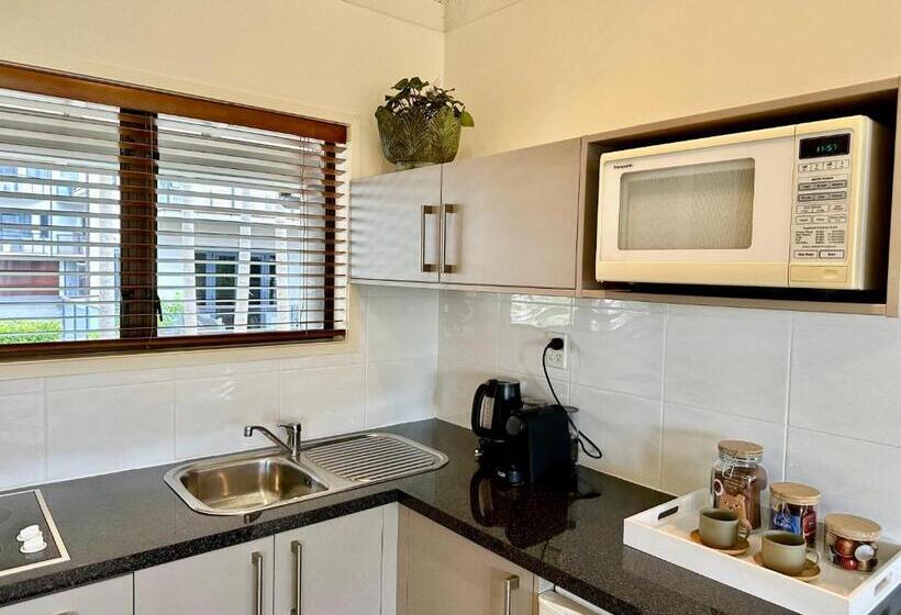 1 Bedroom Apartment Sea View, Emerald Inn On Takapuna Beach