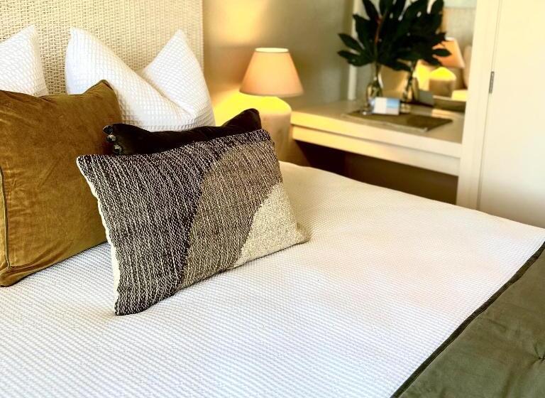 1 Bedroom Apartment Sea View, Emerald Inn On Takapuna Beach