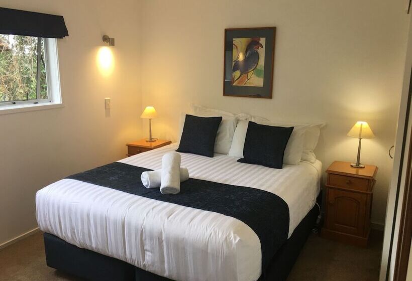 Семейные Апартаменты 3 Спальни, Colonial House Motel