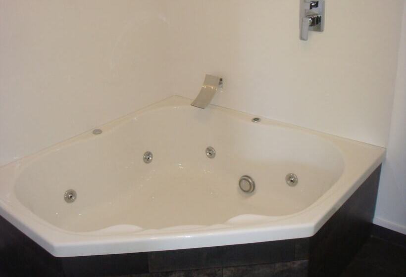 استودیوی لوکس, Colonial House Motel