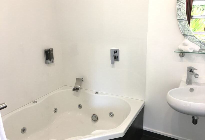 استودیوی لوکس, Colonial House Motel