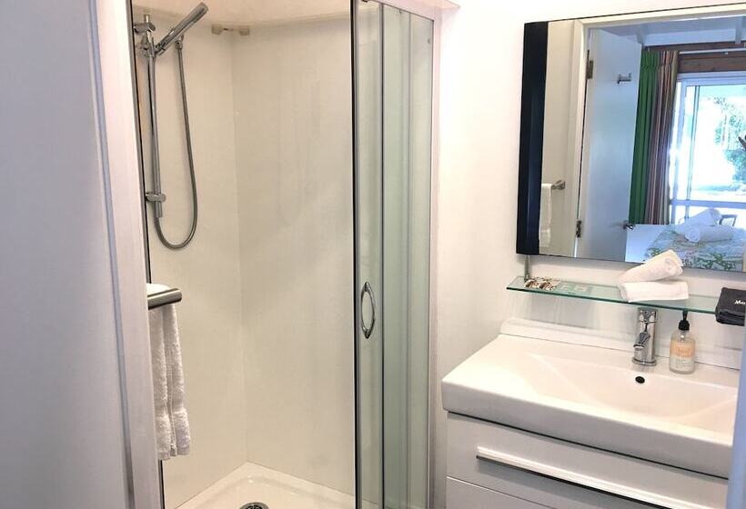 استودیوی لوکس, Colonial House Motel