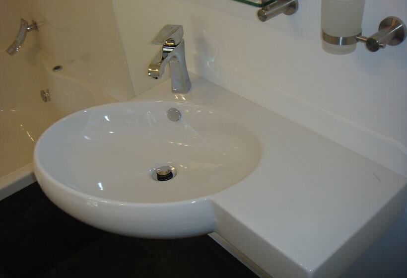 استودیوی لوکس, Colonial House Motel