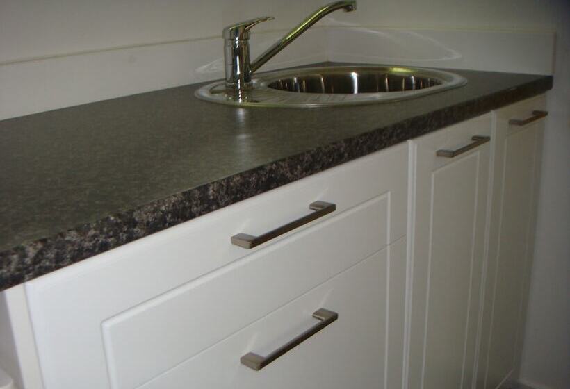 استودیوی لوکس, Colonial House Motel