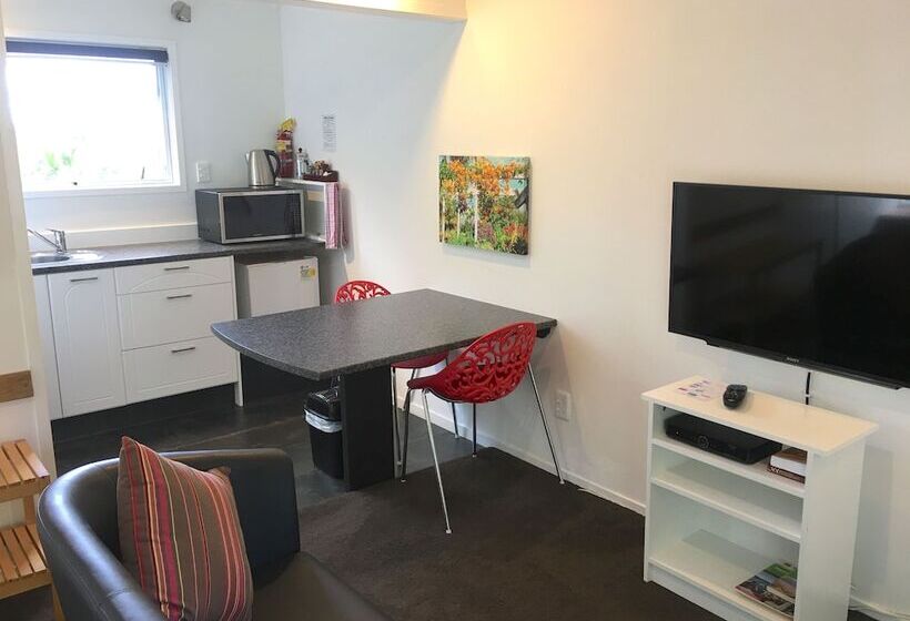 استودیوی لوکس, Colonial House Motel