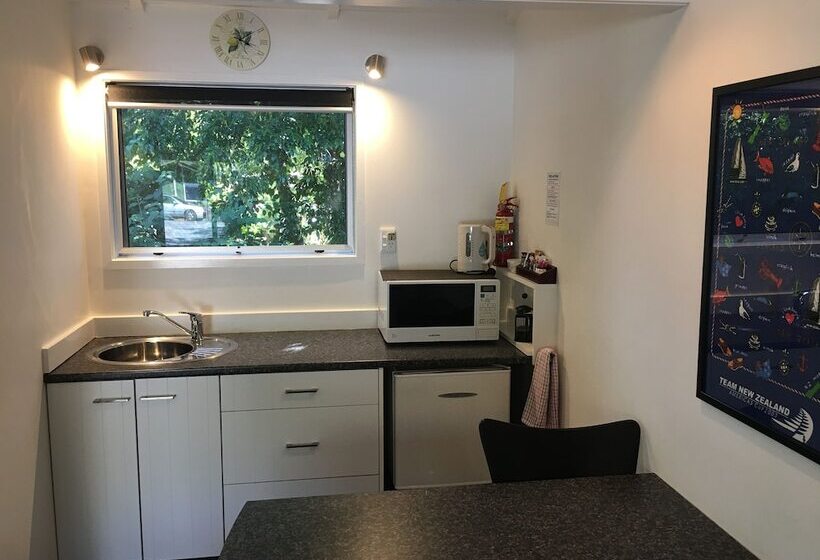 استودیوی لوکس, Colonial House Motel