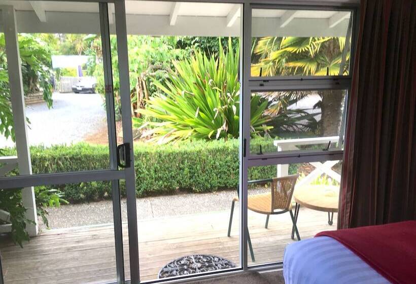 استودیوی لوکس, Colonial House Motel