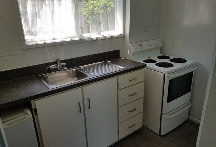 标准工作室, Courtesy Court Motel