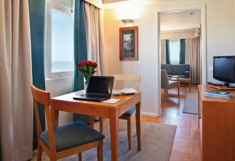 سوییت با چشم‌انداز دریا, Ozadi Altura Beach Resort