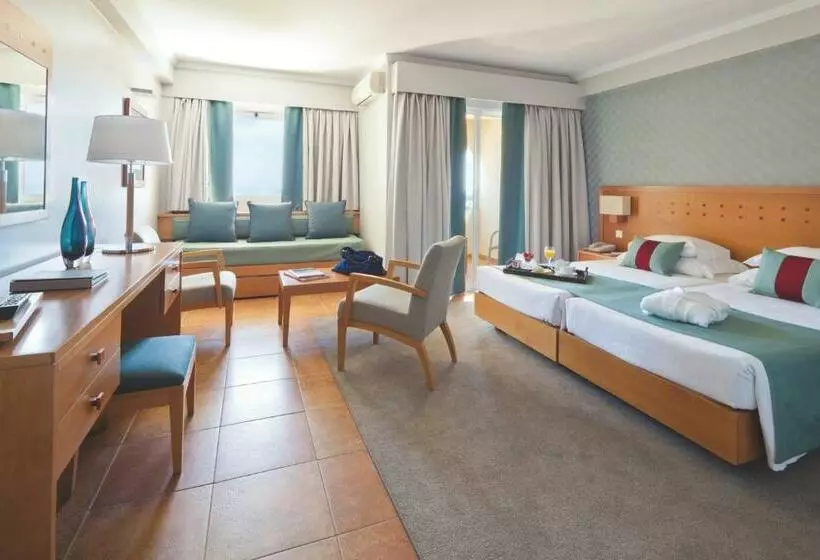 سوییت با چشم‌انداز دریا, Ozadi Altura Beach Resort