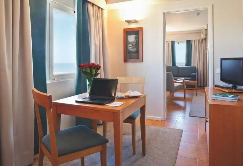 سوییت با چشم‌انداز دریا, Ozadi Altura Beach Resort