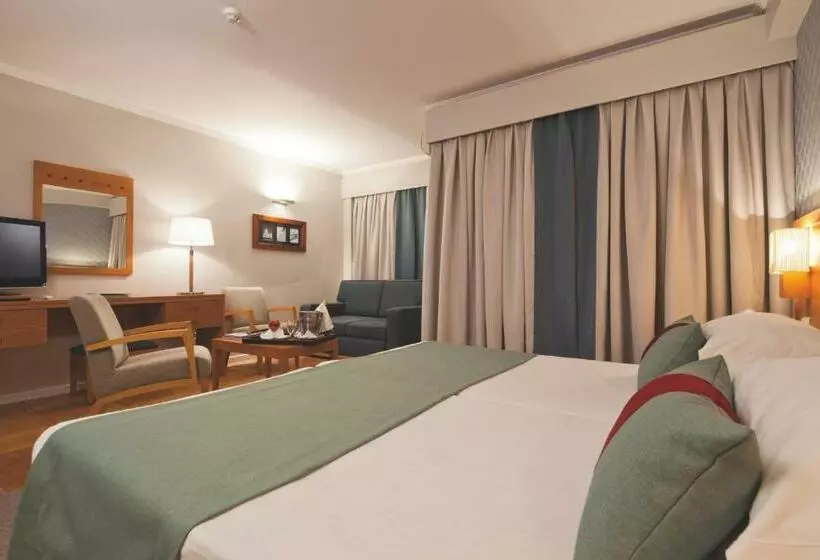 سوییت خانوادگی, Ozadi Altura Beach Resort