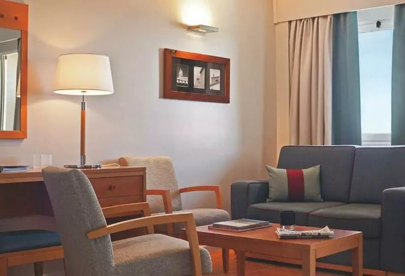 سوییت خانوادگی, Ozadi Altura Beach Resort