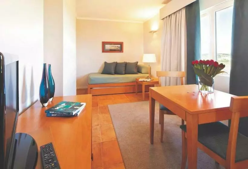 سوییت خانوادگی, Ozadi Altura Beach Resort