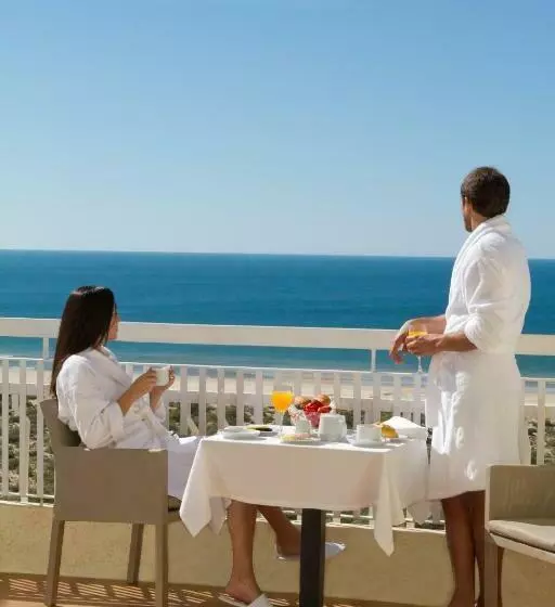 سوییت خانوادگی, Ozadi Altura Beach Resort