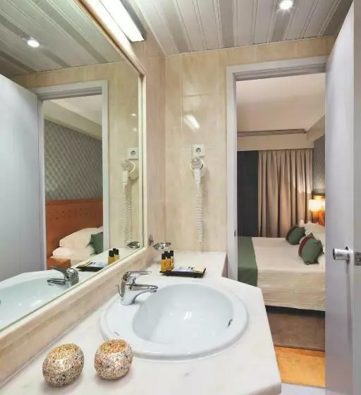 سوییت خانوادگی, Ozadi Altura Beach Resort